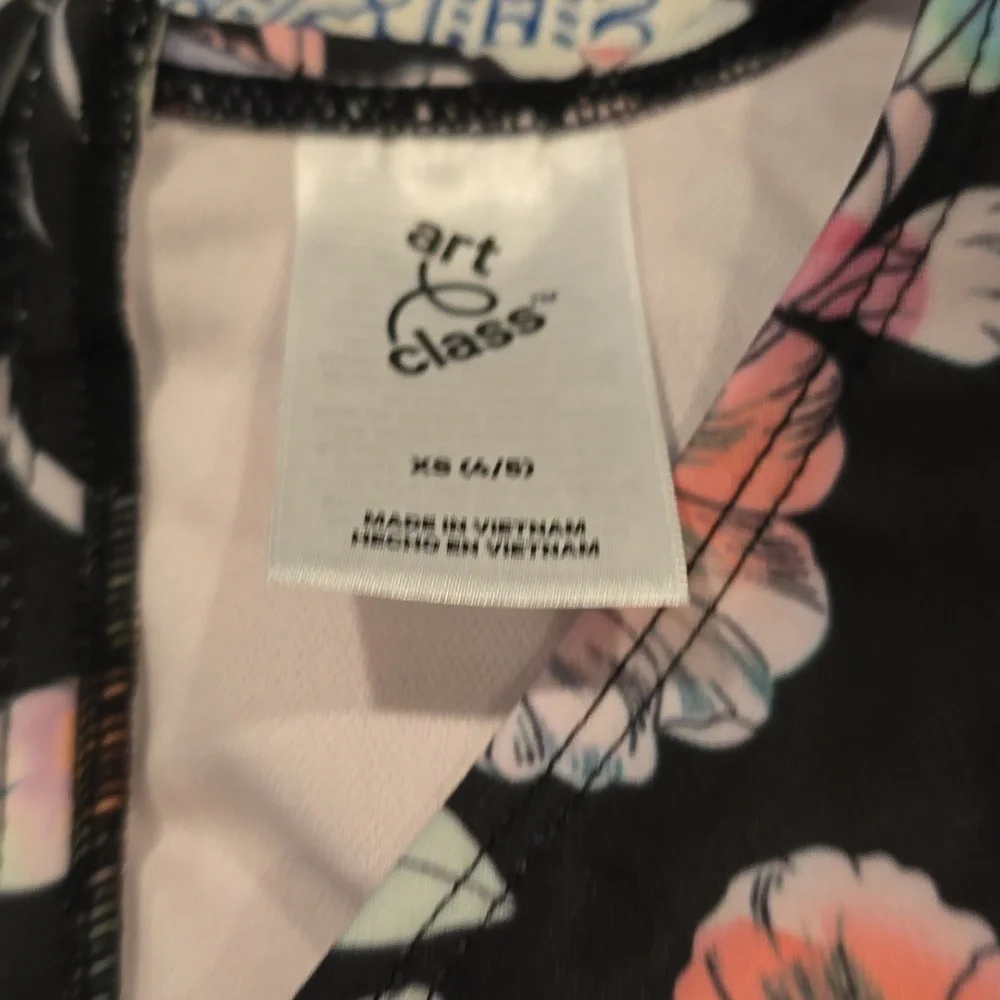❤️10/$40 New art class swimsuit